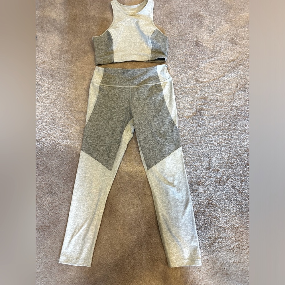 Outdoor. Voices woman’s 7/8 legging and matching crop top .